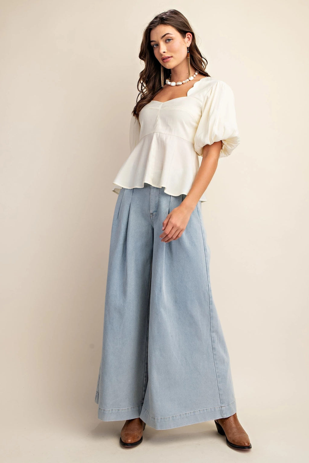 CLASSIC WHITE SCALLOPED NECK